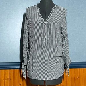 🔥3 for $15 Sale- APT. 9 grey and white top